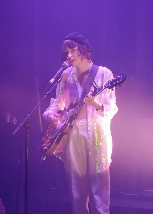 Ο Pomme όπως φαίνεται στη σκηνή σε μια συναυλία τον Ιανουάριο του 2020