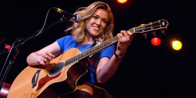 Rachel Platten spiller guitar på Showbox i februar 2015