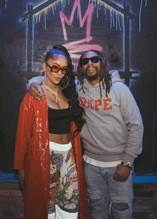 Η Saweetie όπως φαίνεται ενώ ποζάρει για μια φωτογραφία μαζί με τον Lil Jon τον Μάιο του 2019