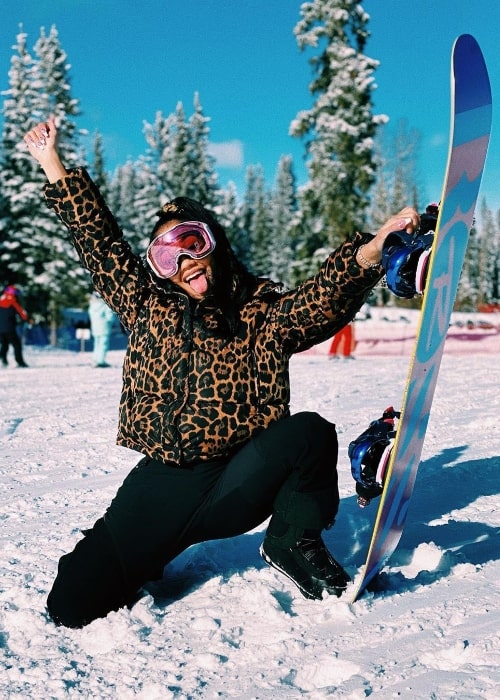 Saweetie nähdään nauttiessaan Aspenissa, Coloradossa, Yhdysvalloissa tammikuussa 2020