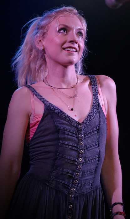 Emily Kinney vystupuje v Troubadour v západnom Hollywoode v júni 2015