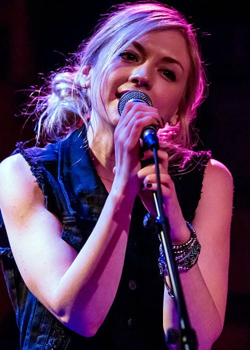 Emily Kinney počas predstavenia v Rockwood Music Hall vo februári 2014