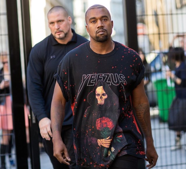 Kanye West yllään Yeezusilla kevät/kesä 2015 Pariisin muotiviikolla