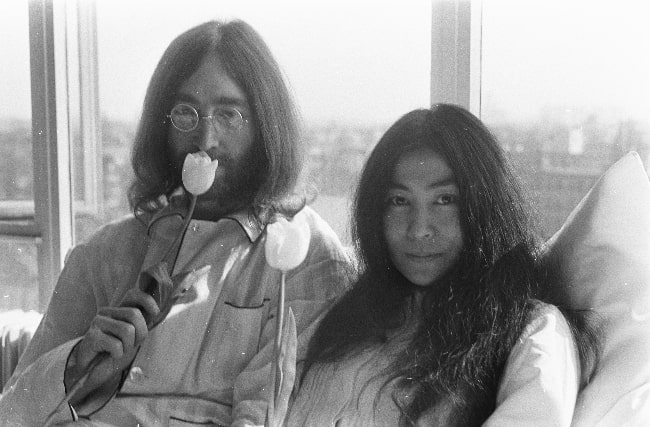 John Lennon sett på et svart-hvitt bilde sammen med Yoko Ono i mars 1969