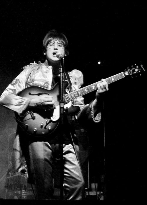 Ο John Lennon όπως φαίνεται ενώ έπαιζε κατά τη διάρκεια μιας εκδήλωσης