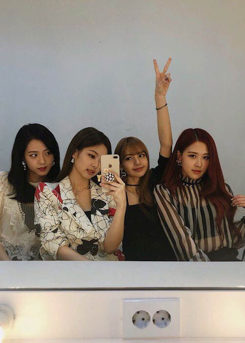 Členové skupiny Black Pink na Instagram selfie v červnu 2018