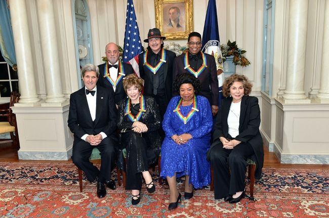 Billy pózujúci s kolegom Kennedyho centrom z roku 2013 oceňuje Carlosa Santanu, Herbie Hancocka, Shirley MacLaine a Martinu Arroyo vo Washingtone D.C.