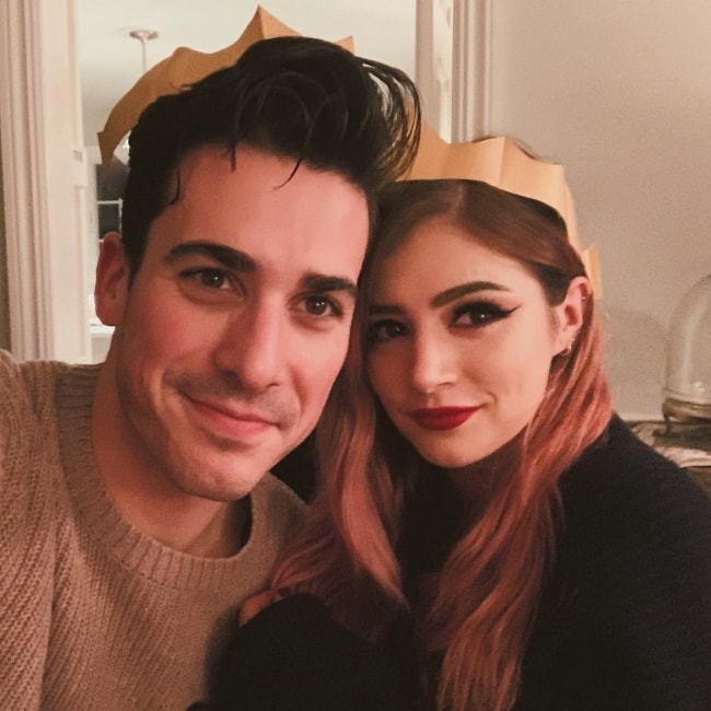 Chrissy Costanza med Cameron Hurley i desember 2018