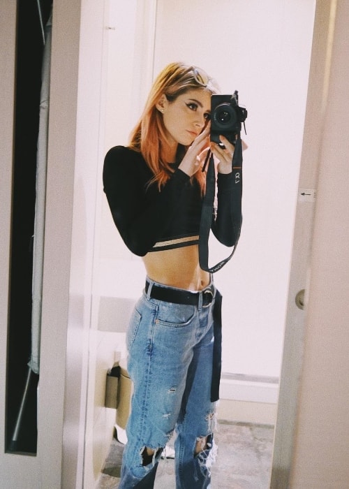 Chrissy Costanza i et speil -selfie i september 2018