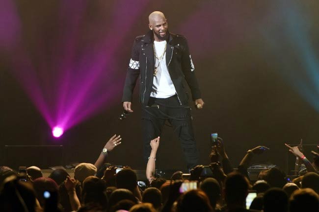 R. Kelly vystupuje na jevišti během The Buffet Tour v květnu 2016
