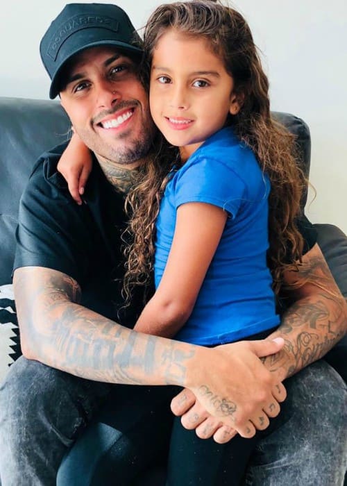 Nicky Jam med datteren som sett i august 2018