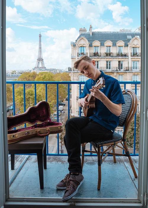 Jon Cozart spiller ukulele på balkonen i oktober 2016