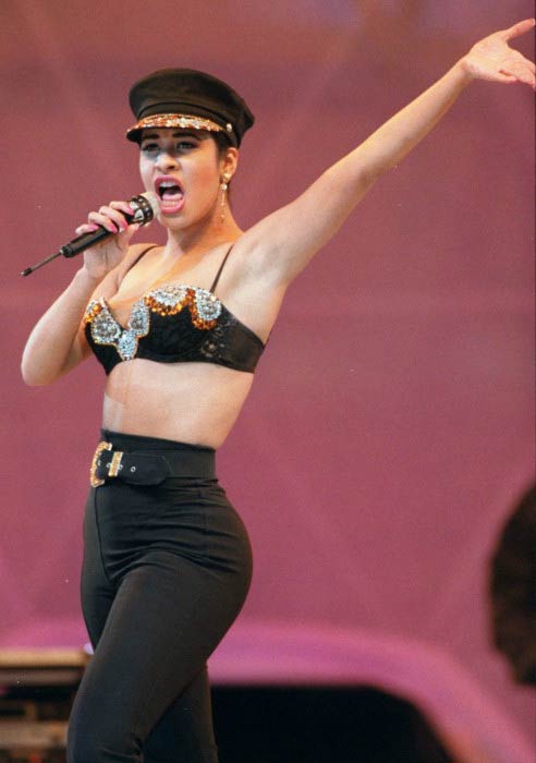 Selena Quintanilla optræder ved en koncert