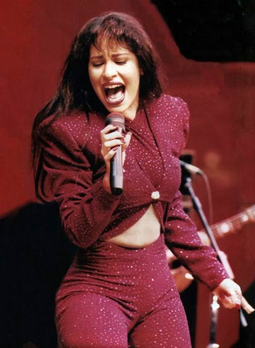 Η Selena Quintanilla δίνει ζωντανή μουσική