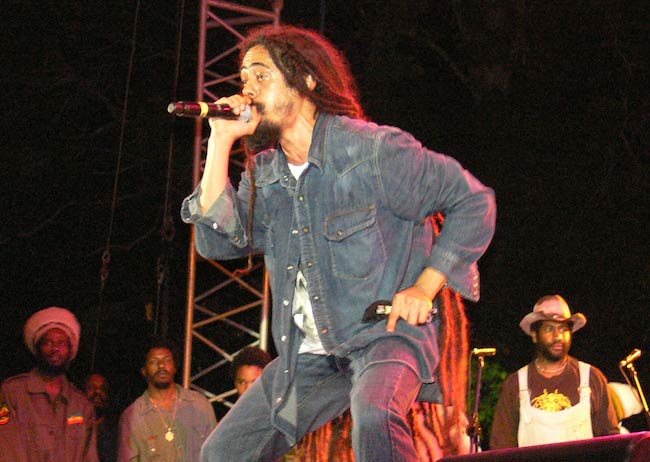 Damian Marley synger ved Smile Jamaica koncerten i 2008