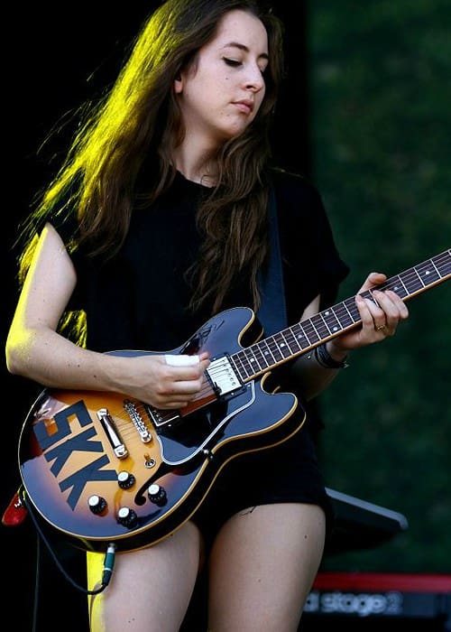 Alana Haim optræder på Rock im Park Festival i 2014