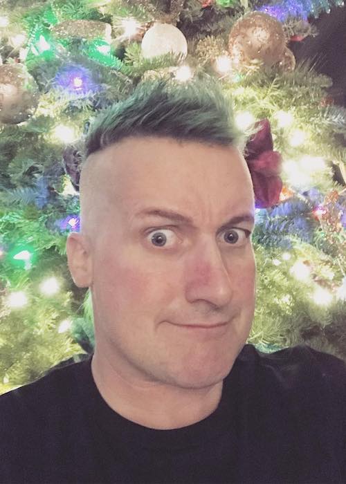 Tré Cool i grønt fremhævet hår i december 2017