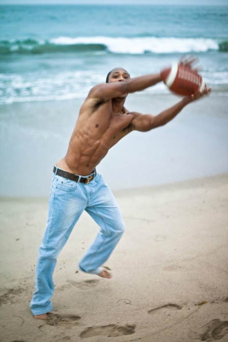 Romeo Miller shirtløs i et strandfotoshoot udført i 2015