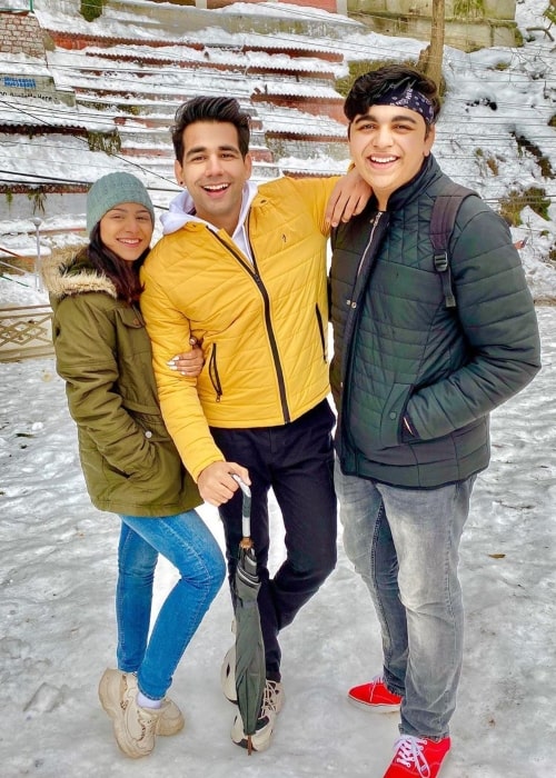 Rishi Dev, ako ho vidno na snímke odfotenej so svojou sestrou Diksha a bratom Sanjayom vo februári 2020