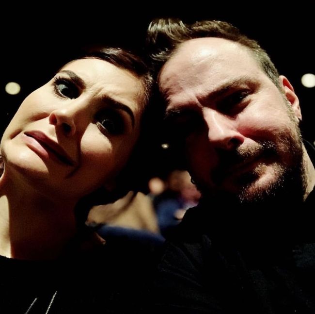 Ο Adam όπως φαίνεται με τη σύζυγό του Jeanie τον Μάρτιο του 2020