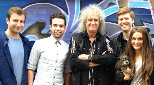 Brian May poserte med 51 Degrees -produksjonsteamet utenfor Sarm Studios i juni 2014