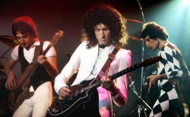 Queen-bandmedlemmene Brian May, Freddie Mercury og John Deacon opptrådte i Connecticut i 1977