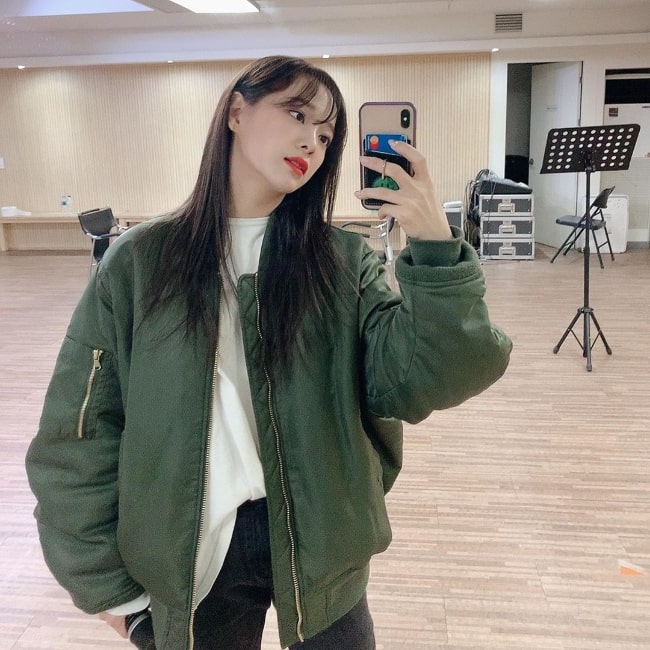 Ο Kim Se-jeong όπως φαίνεται ενώ έκανε κλικ σε μια selfie καθρέφτη τον Μάρτιο του 2020