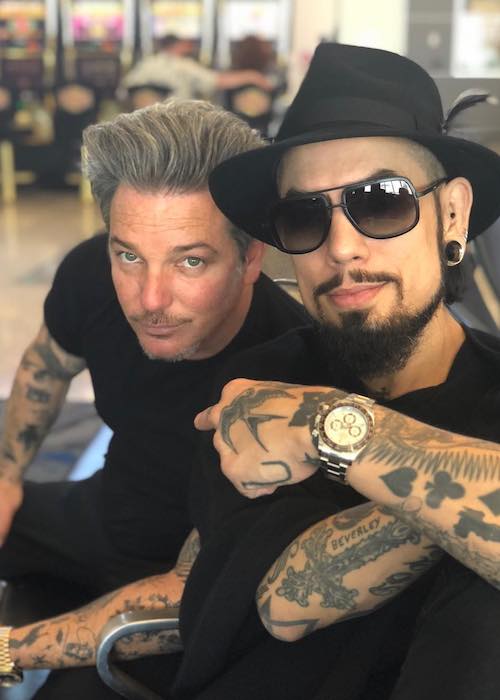 Dave Navarro med Todd Newman i lufthavnen venter på flyvningen i april 2018