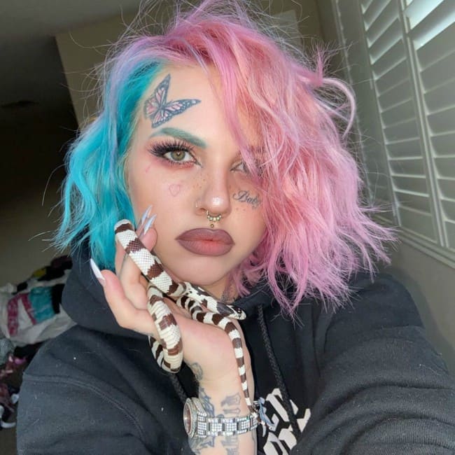 Baby Goth i en selfie i februar 2020