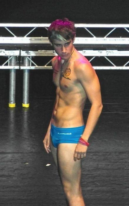 Luke Brooks shirtløs ved en koncert i Australien i 2014
