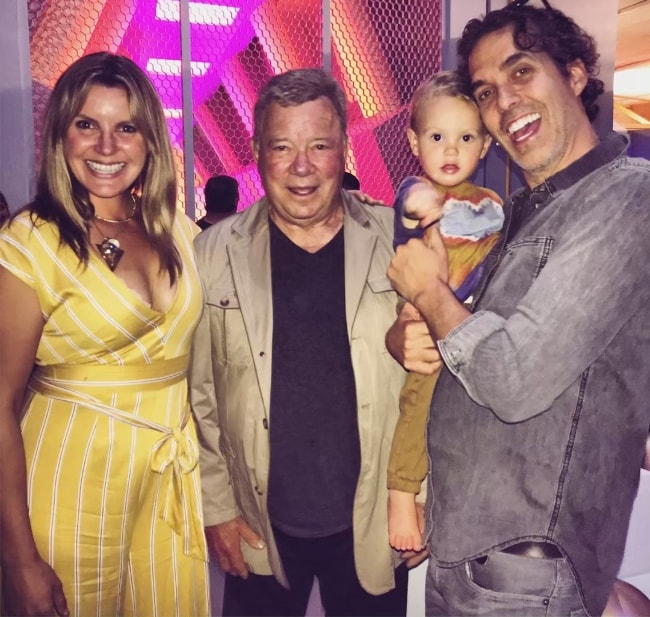 Grace Potter med William Shatner (Center) og hendes partner, Eric Valentine og deres lille baby dreng i juni 2019, mens de alle brugte lidt tid på at gå gennem sættet i Star Trek Original Series