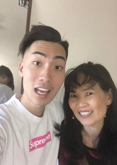 RiceGum i en selfie med moren sin i mai 2017