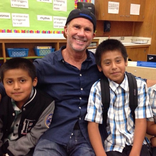 Chad Smith som set, mens han hang ud med studerende på Mary Chapa Academy i Monterey i november 2014