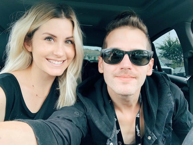Mikey Way in Kristin Colby v selfieju junija 2019