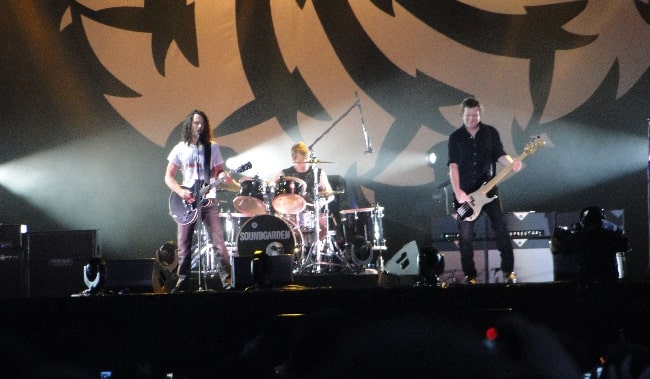 Fra venstre til højre - Chris Cornell, Matt Cameron og Ben Shepherd set, mens de optrådte med Soundgarden på Lollapalooza i Chicago i august 2010