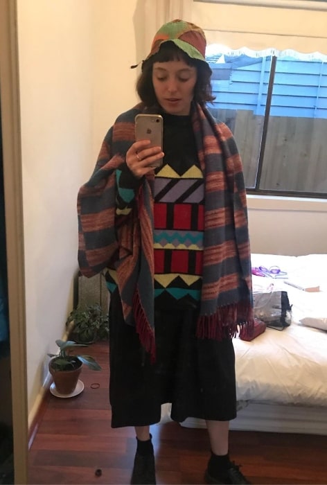 Η Στέλλα Ντόνελι βγάζει μια selfie καθρέφτη τον Σεπτέμβριο του 2019