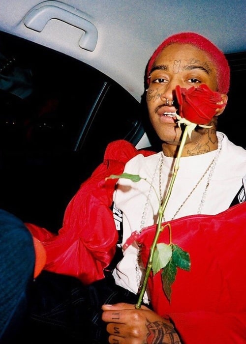 Ο Lil Tracy όπως φαίνεται κρατώντας ένα τριαντάφυλλο σε μια φωτογραφία που τραβήχτηκε τον Ιανουάριο του 2019