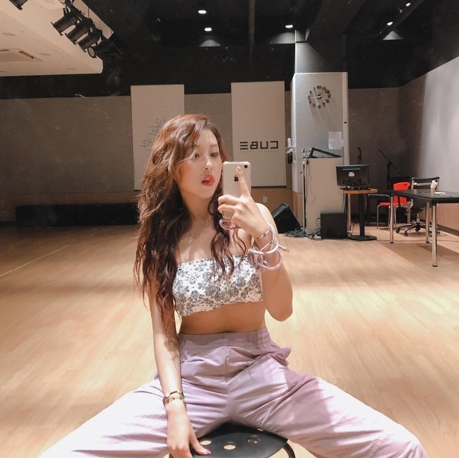 Seungyeon tager et spejl selfie i juni 2020