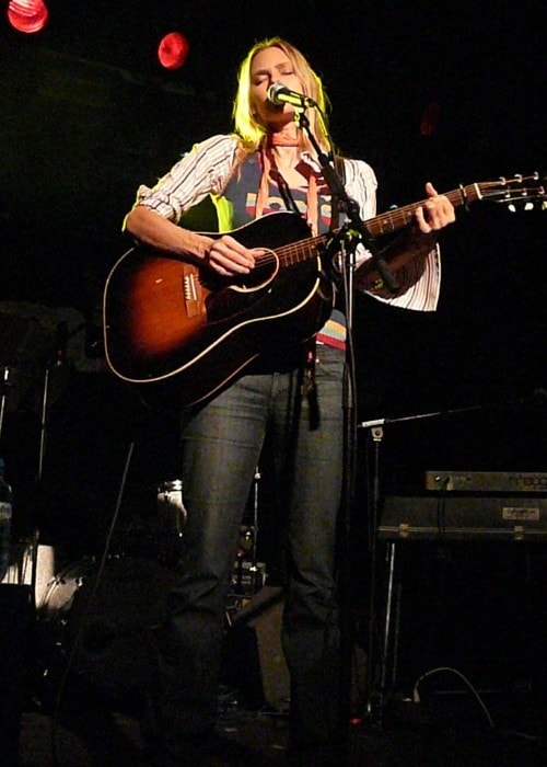 Η Aimee Mann παίζει στη σκηνή όπως φαίνεται τον Οκτώβριο του 2008