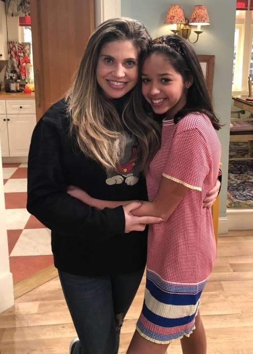 Ruth Righi (Δεξιά) όπως φαίνεται ενώ ποζάρει με την Danielle Fishel Karp τον Μάρτιο του 2019