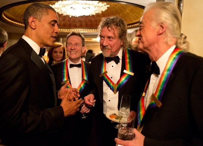 Από Αριστερά προς Δεξιά - Ο πρώην πρόεδρος των Ηνωμένων Πολιτειών Μπαράκ Ομπάμα, ο Τζον Πολ Τζόουνς, ο Ρόμπερτ Πλαντ και ο Τζίμι Πέιτζ στην εκδήλωση τιμής του Κένεντι του 2012