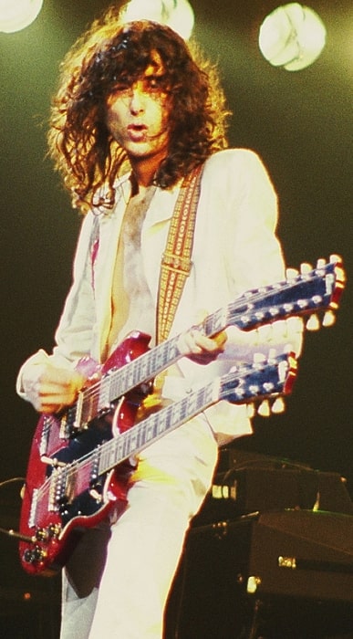 Ο Τζίμι Πέιτζ όπως εμφανίστηκε ενώ έπαιζε με τους Led Zeppelin σε συναυλία στο Σικάγο του Ιλινόις το 1977