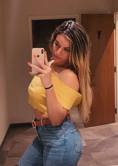 Η Dinah Jane Hansen σε μια selfie καθρέφτη τον Αύγουστο του 2019