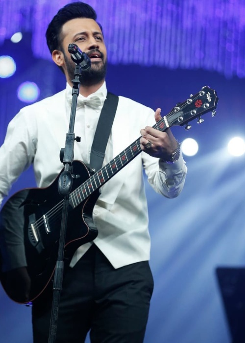 Ο Atif Aslam σε ζωντανή συναυλία το 2019