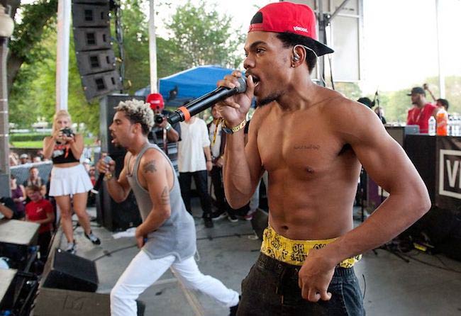 Chance the Rapper shirtless a Vic Mensa účinkovanie na Lollapalooza Day 2 v roku 2014