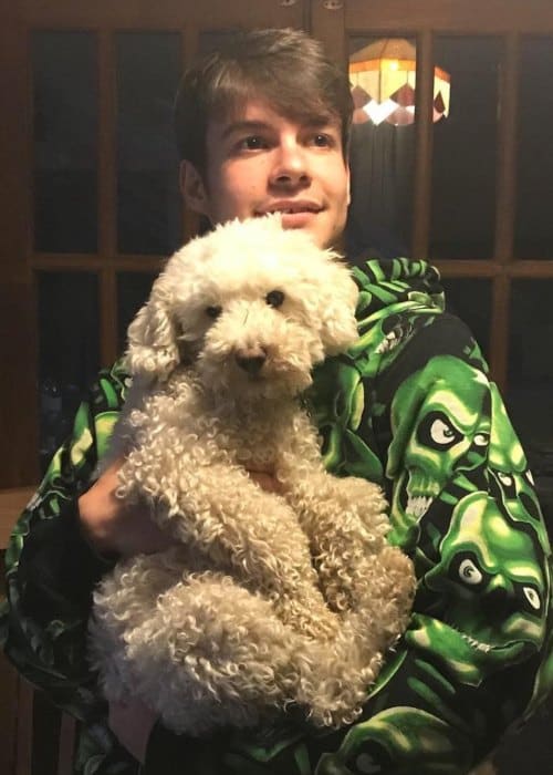 Rex Orange County med sin hund som set i maj 2018