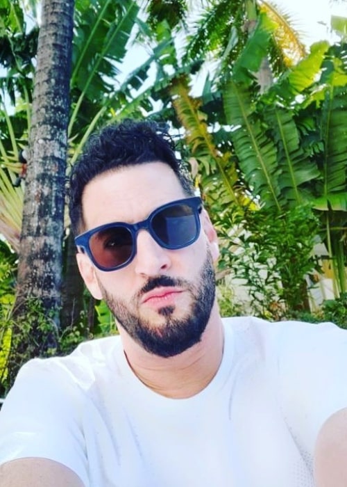 Jon B. sett når han tok en selfie i Miami, Florida, USA i januar 2020