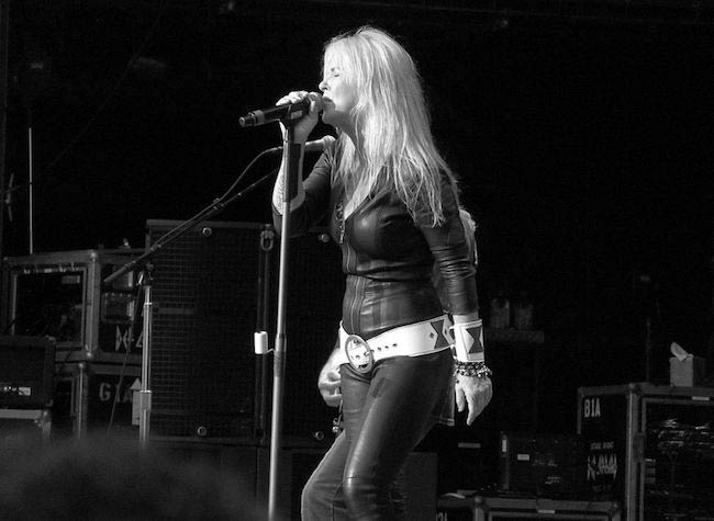 Lita Ford laulaa Jones Beachillä 13. heinäkuuta 2012
