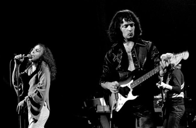 Ronnie James Dio (vľavo) a Ritchie Blackmore na obrázku počas vystúpenia s 'Rainbow' v Chateau Neuf v Oslo, Nórsko v septembri 1977