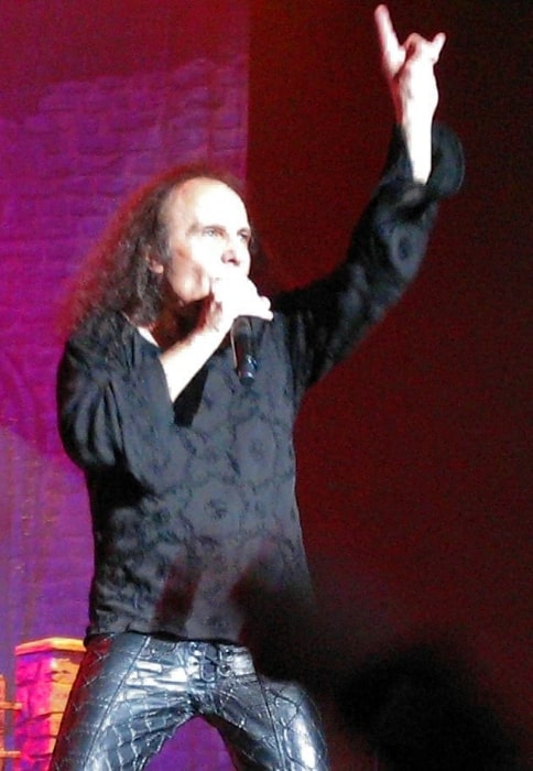 Ronnie James Dio, ako je vidieť, keď máva „znamením rohov“ na koncerte „Nebo a peklo“ v novembri 2007